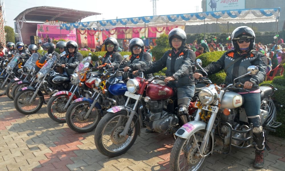woman bike riders in mathura for promoting beti bachao