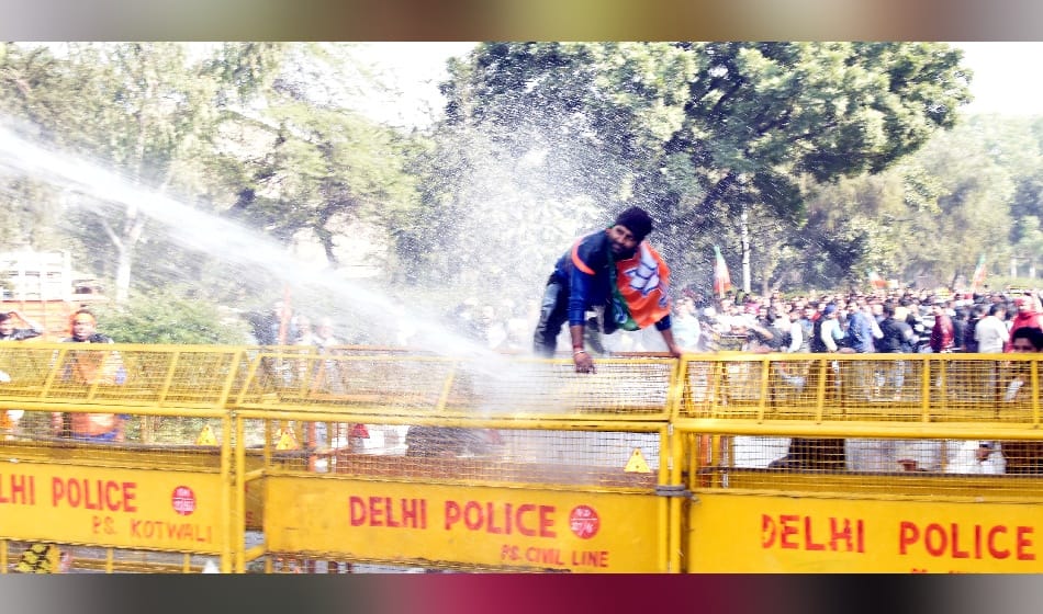 bjp protested against water price hike in delhi by aap