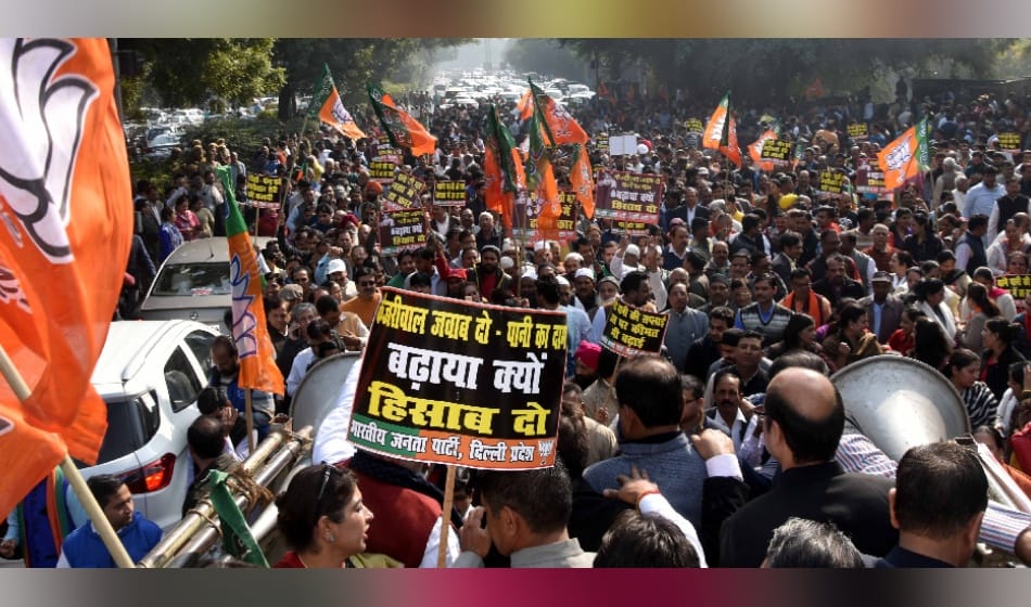 bjp protested against water price hike in delhi by aap