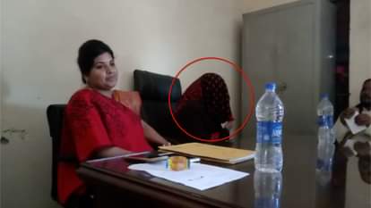 NAGAR PANCHAYAT CHAIRPERSON SITTING IN VEIL, PASSES PROPOSALS WOTH CRORES WITHOUT HAVING A LOOK