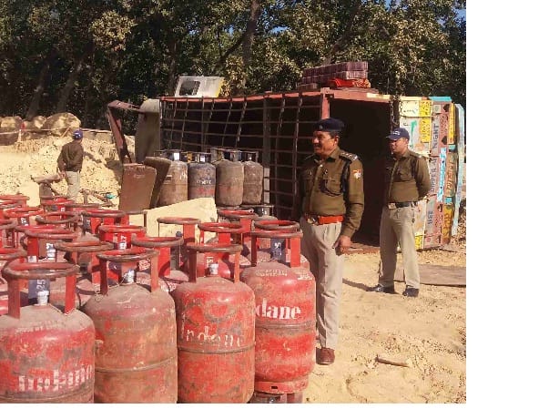 Replacing the truck loaded with gas cylinders near Bastia