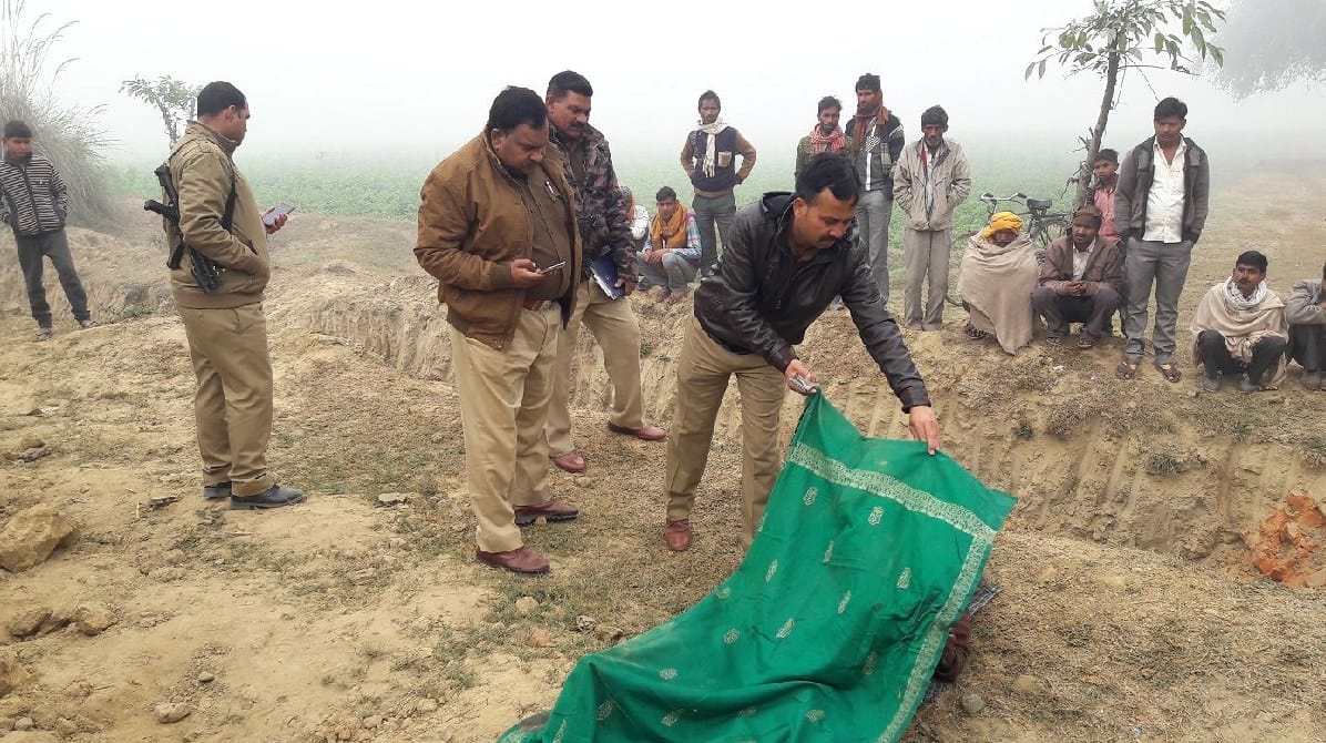 सूखी नहर में मिला महिला का शव, हत्या की आशंका