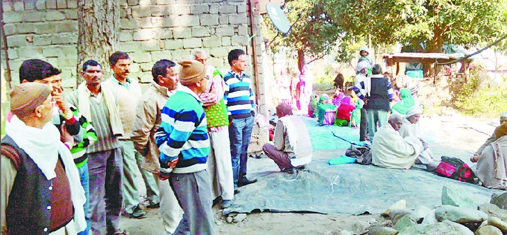 अवैध मकान तोड़ने के बाद बुजुर्ग ने दम तोड़ा