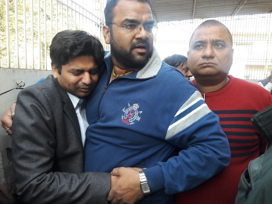 agra doctor fight with robbers 