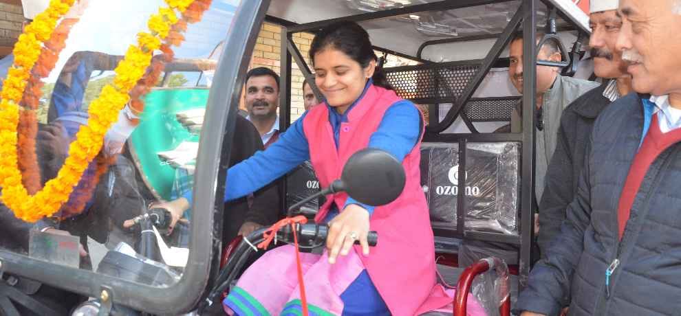 only women have the permission to dive e rickshaw on prohibited routes in lucknow