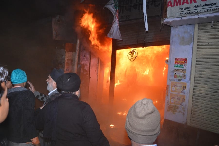 fire in cloth market in mathura