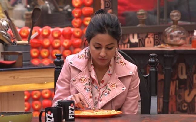 hina khna is upset to boyfriend rocky on jacket repeatation 