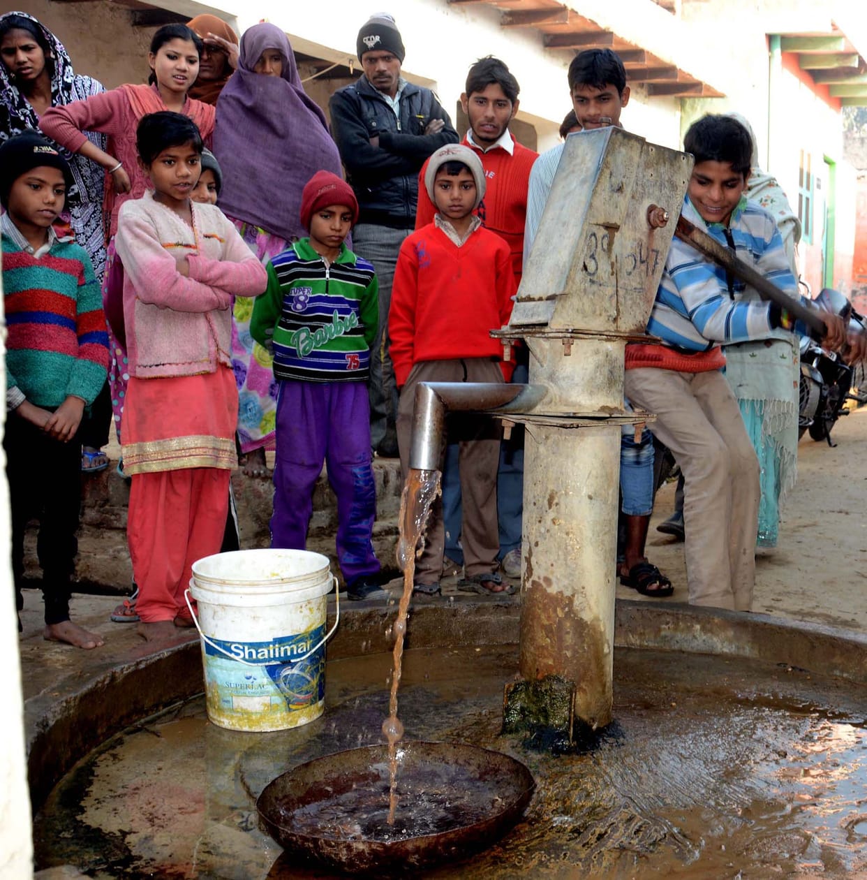 खरीदकर पानी पीने को विवश मोगीनंद के ग्रामीण