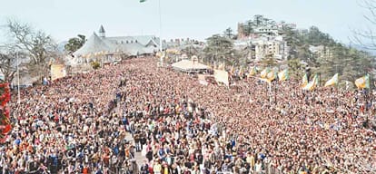 PM Narendra modi and cm yogi adityanath get warm welcome by public in shimla