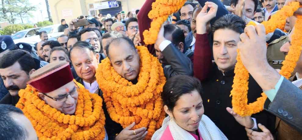 cm jairam thakur warm welcome by himachal secretariat employees