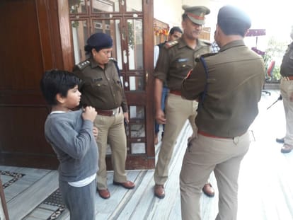 loot in doctor house in agra