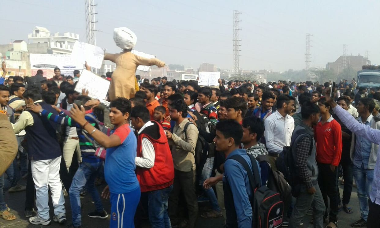 ruckus and stone pelting in firozabad before arrival of cm yogi