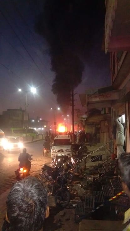 Sikar rajasthan After the road accident, the crowd fire roadways bus, stones throwen on the police