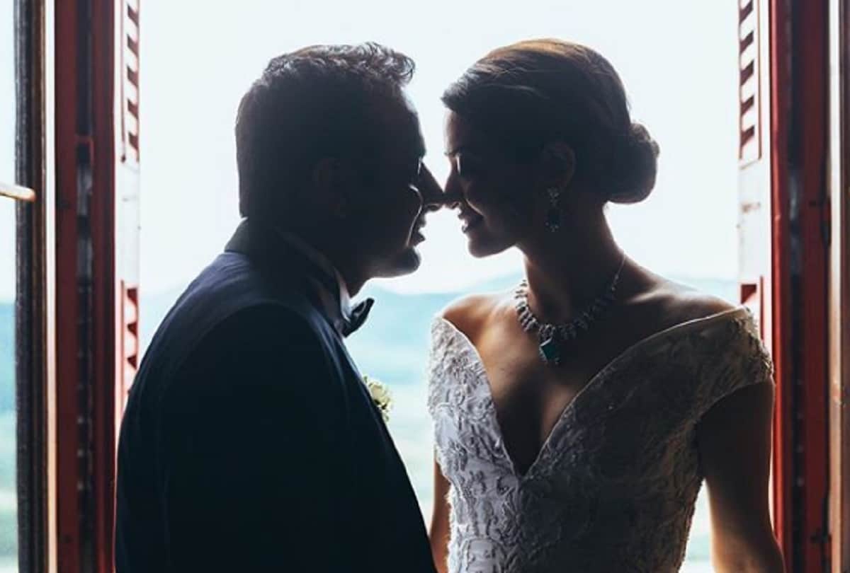 Surveen Chawla secret wedding pictures goes viral on Internet 