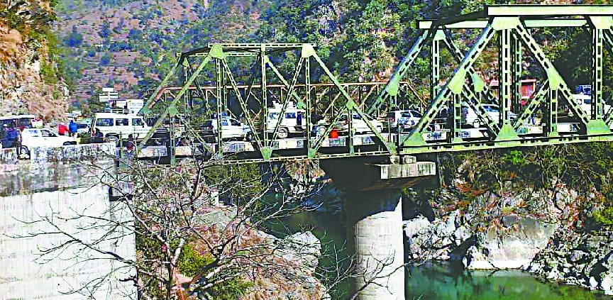 The parking lot made the bridge a bridge