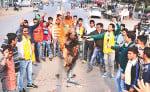 पाकिस्तान का पुतला फूंकते बजरंग दल के कार्यकर्ता।