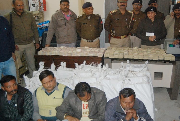 Meerut: 25 crores old notes in 24 bore, see- pictures of property dealer bedroom