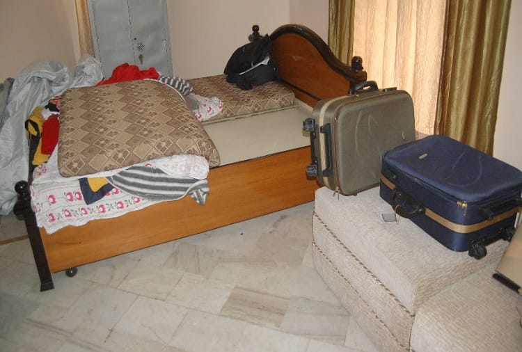 Meerut: 25 crores old notes in 24 bore, see- pictures of property dealer bedroom