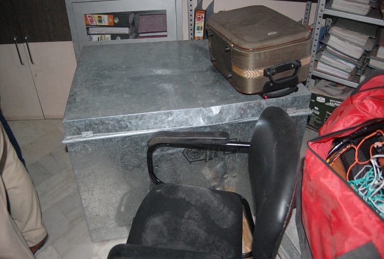 Meerut: 25 crores old notes in 24 bore, see- pictures of property dealer bedroom