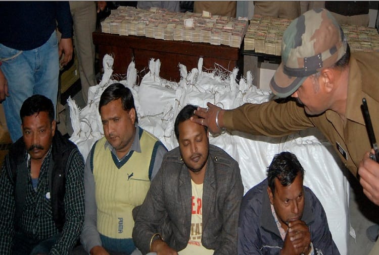 Meerut: 25 crores old notes in 24 bore, see- pictures of property dealer bedroom