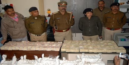 Four arrested including old notes of 25 crores, SSP manjil saini on the spot