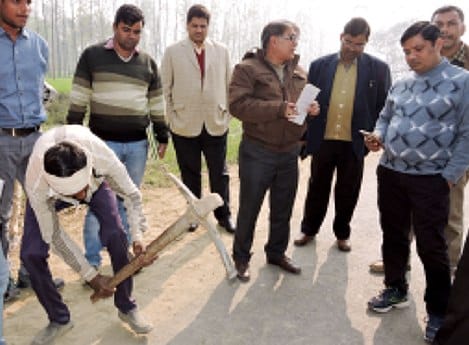 मानक अनुरूप नहीं बनीं सड़कें सीडीओ खफा, ठेकेदार से वसूला जाएगा अर्थदंड