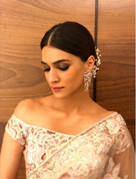 vaani kapoor and kriti sanon dressed up same saree at virat anushka reception