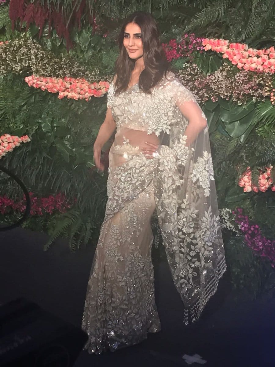 vaani kapoor and kriti sanon dressed up same saree at virat anushka reception