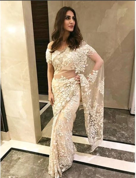 vaani kapoor and kriti sanon dressed up same saree at virat anushka reception