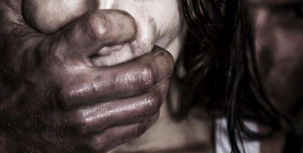 Gang rape victim cries out in front of officers, gang rape by gangsters 