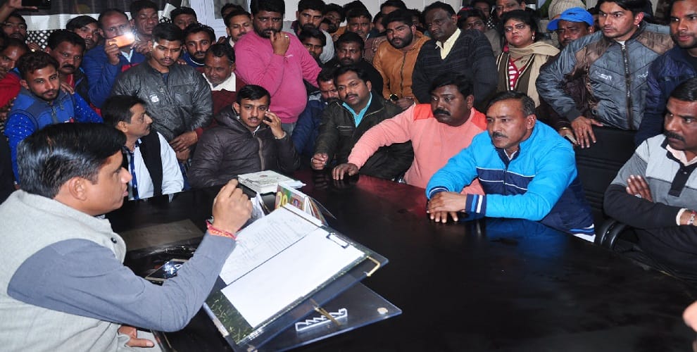 Cleaners surrounded the mayor, garbage in sweet shop