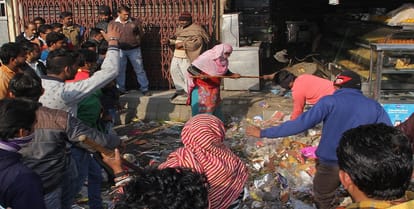Cleaners surrounded the mayor, garbage in sweet shop