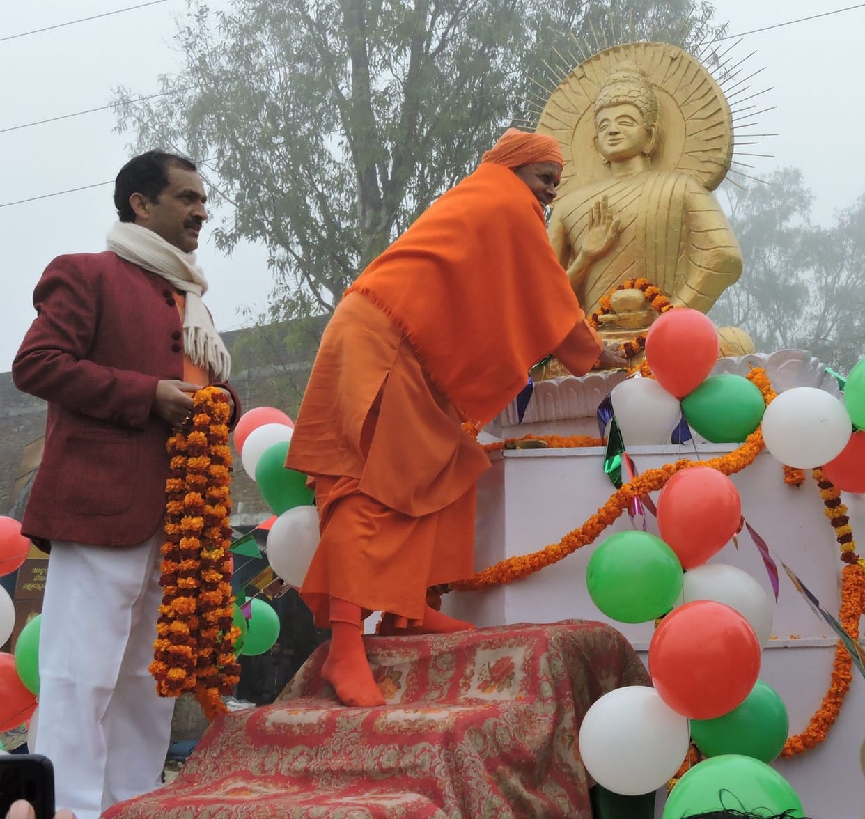 Worshiping stupa and worshiping Buddha