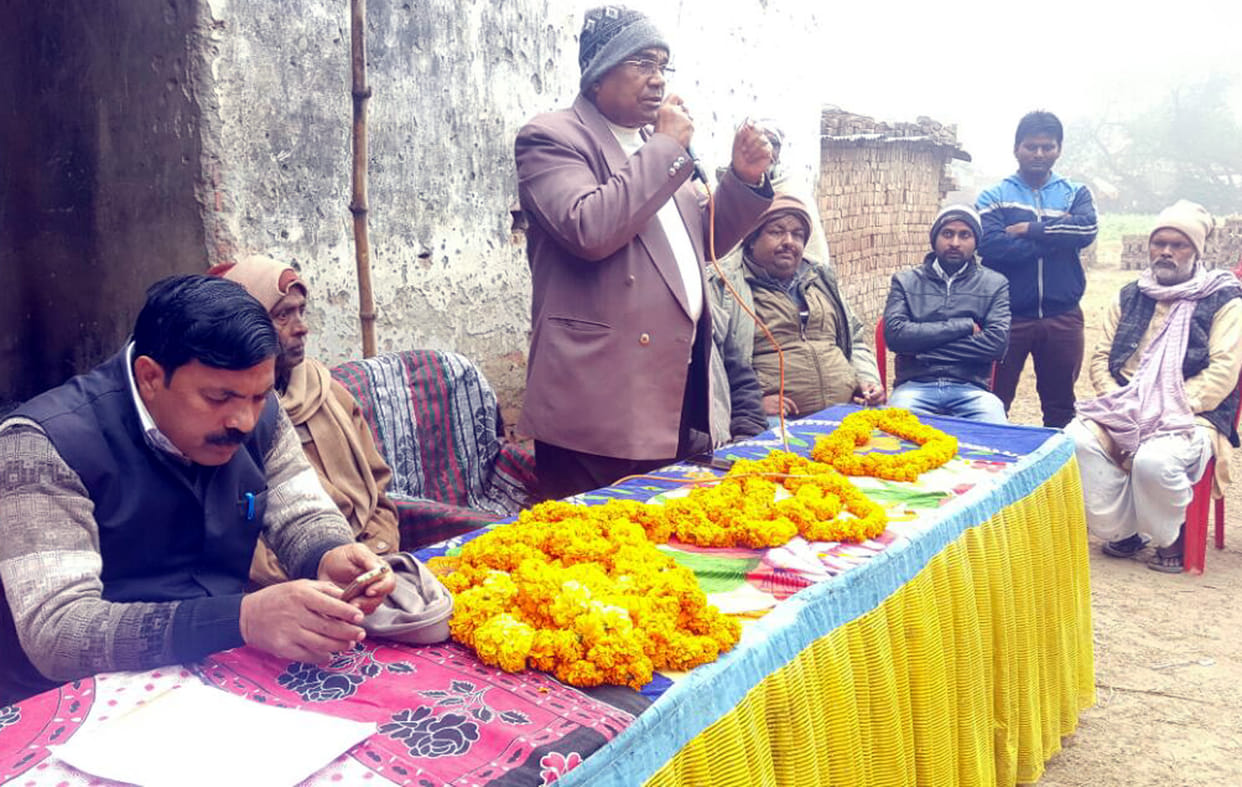दो मुठ्ठी बीज देकर बरहज विधायक को सम्मानित किया 