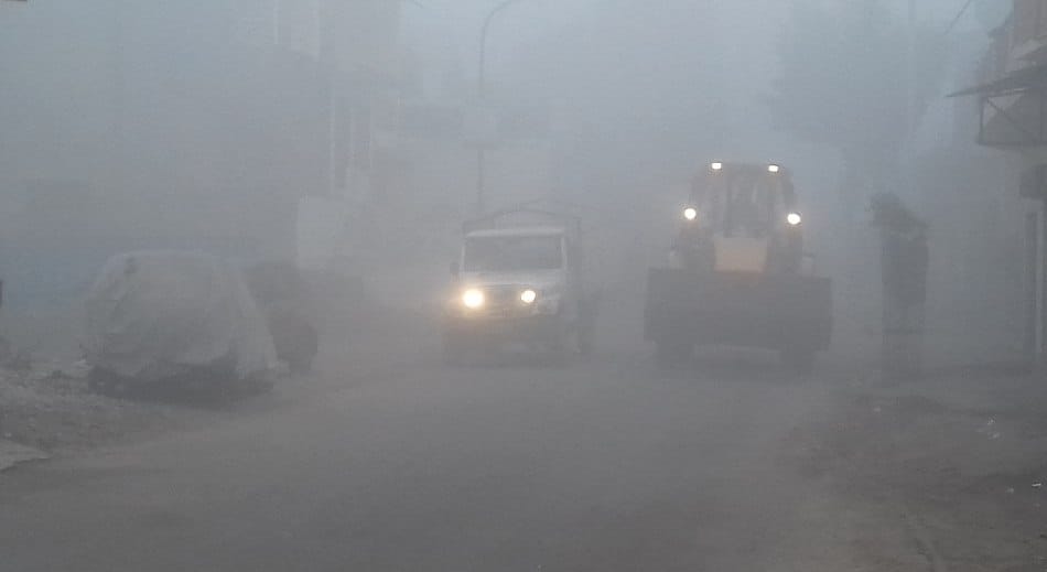 कोहरे की चादर से ढ़का शहर, ठंड ने भी कंपाया