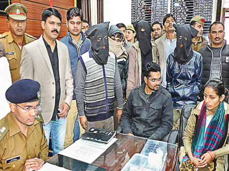 Guard with the colleagues steal SDO's house