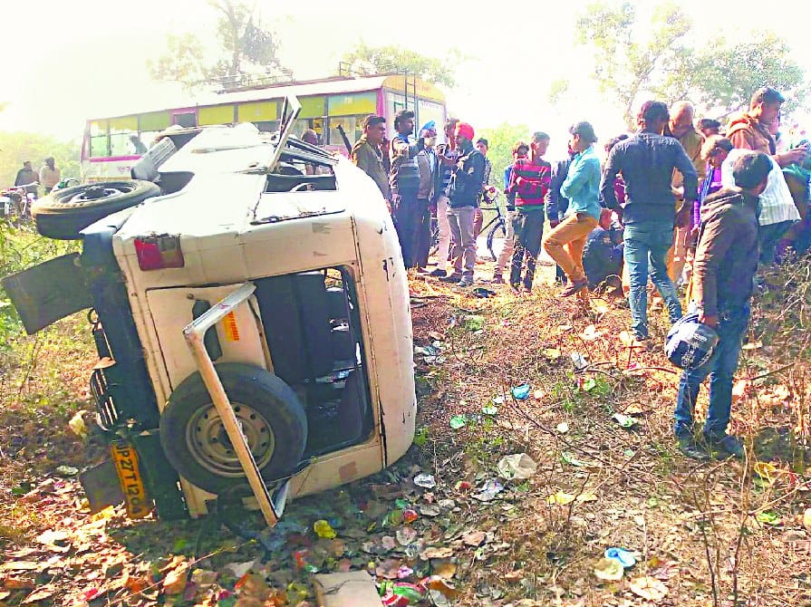 सड़क हादसों में ग्रामीण की मौत, 17 लोग घायल