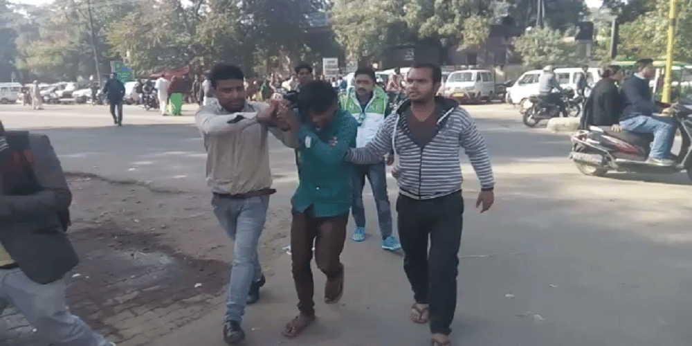 mobile chor catched by people and beaten