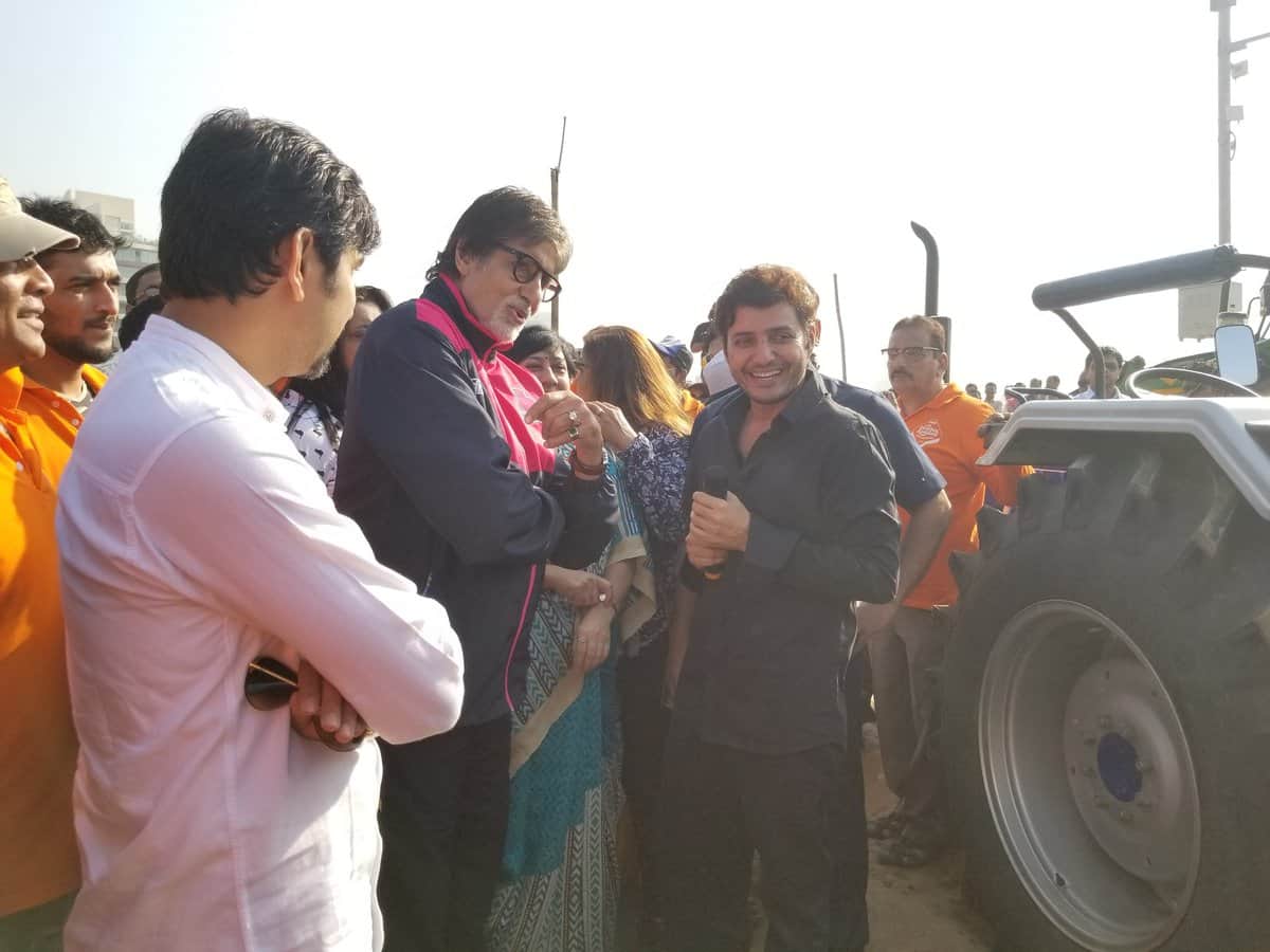 Amitabh Bachchan has gifted a tractor for cleaning up mumbai Versova beach