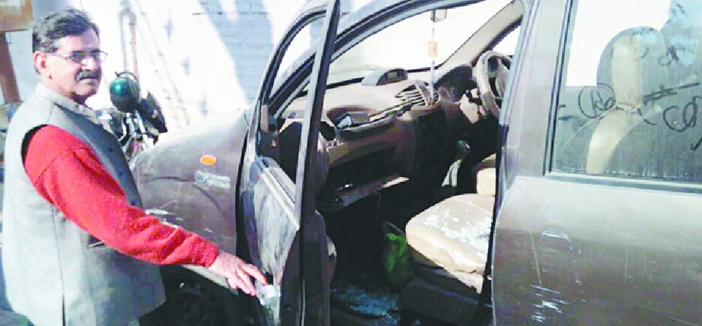 शिक्षा उप निदेशक की गाड़ी का शीशे तोड़े, बैग और स्टीरियो उड़ाया