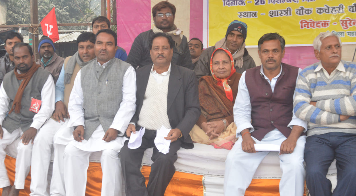 वार्ता विफल, अमहट पुल के लिए धरना जारी  