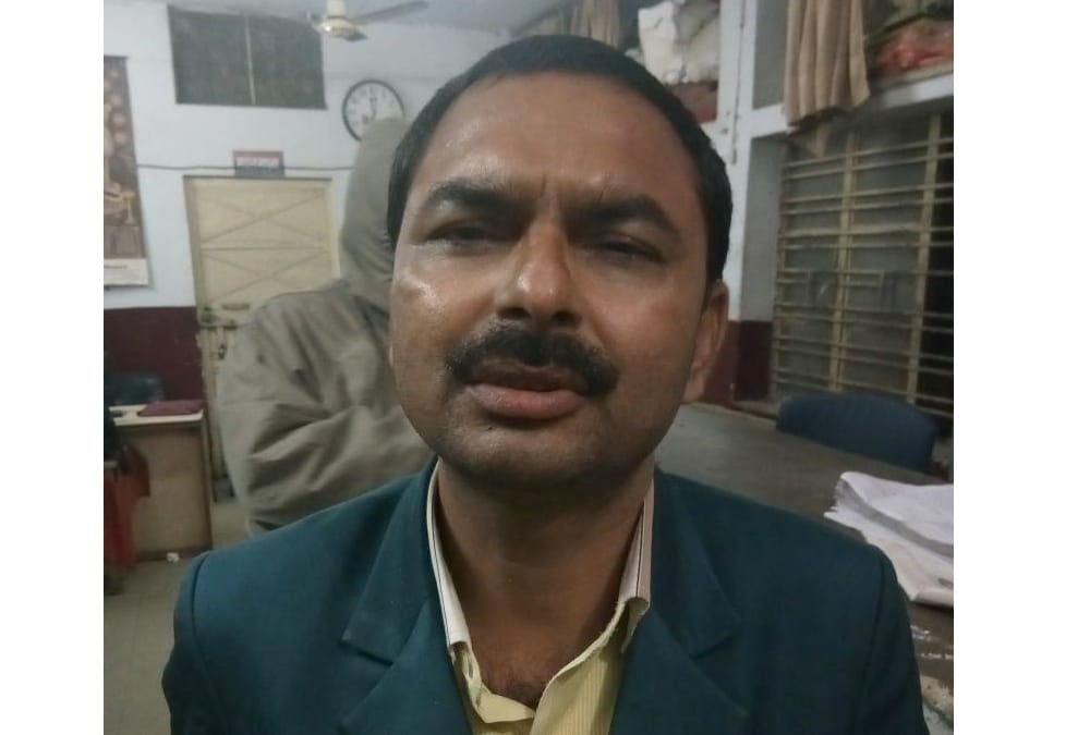 boys tried to trample a sepoy by their car.