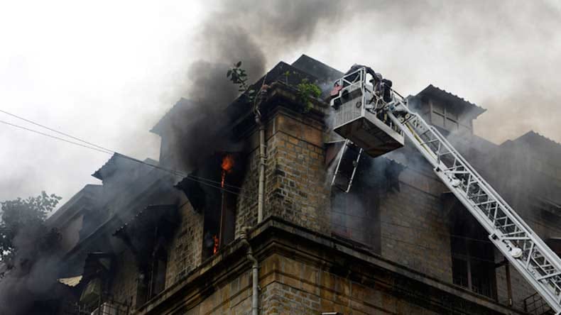 Bhopal Policeman saves people from fierce fire like Superman