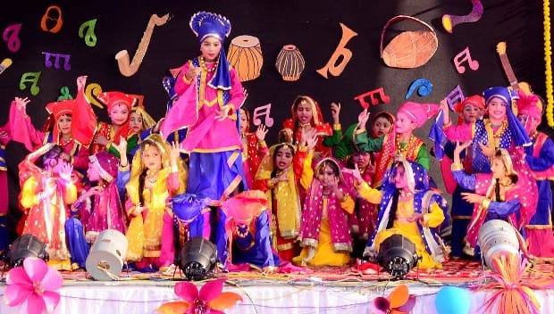 मदर्स ग्लोरी पब्लिक स्कूल टांडा में वार्षिकोत्सव धूमधाम से सम्पन्न