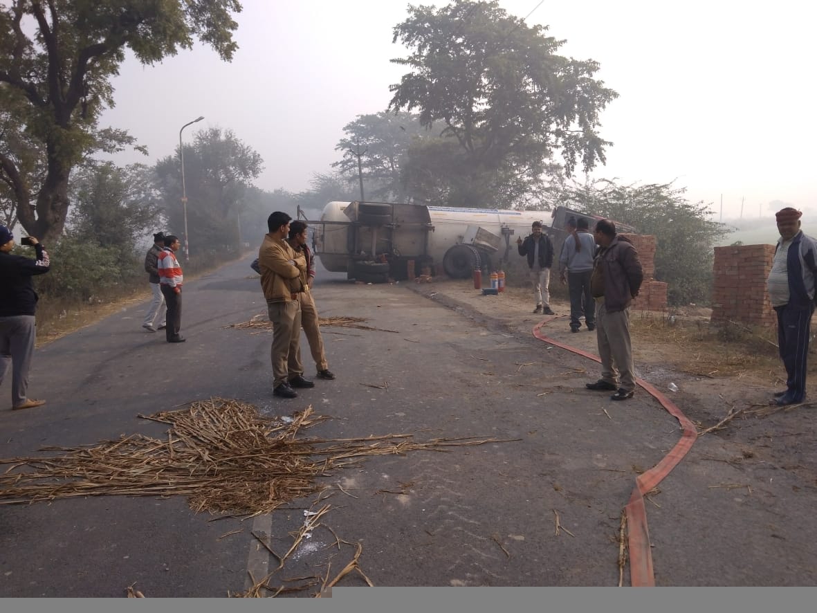 rescue operation in mainpuri after gas leakage from tanker 