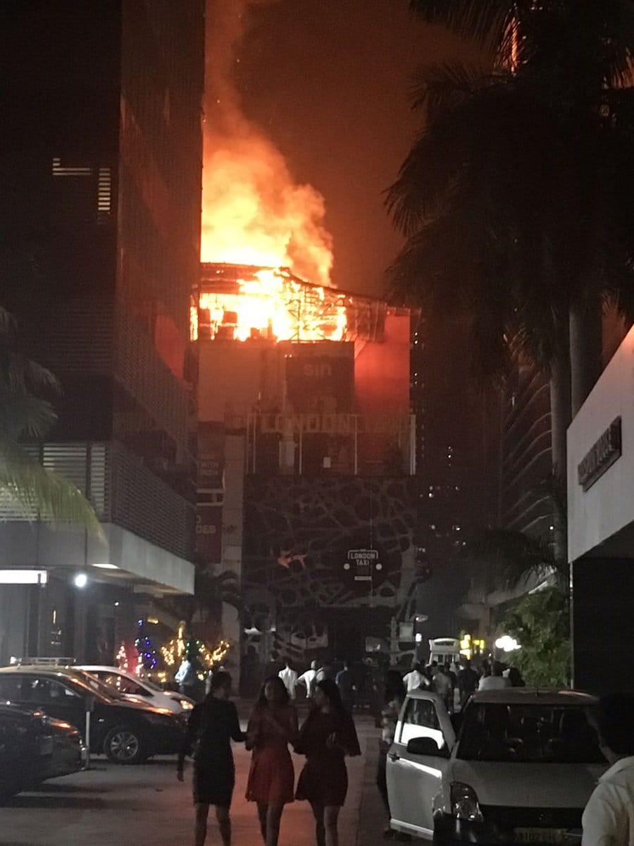  major fire incident happened at mumbai kamala mills compound where many dies