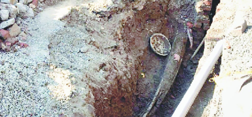 क्षतिग्रस्त गहरी जल निकासी नाली की मरम्मत शुरू