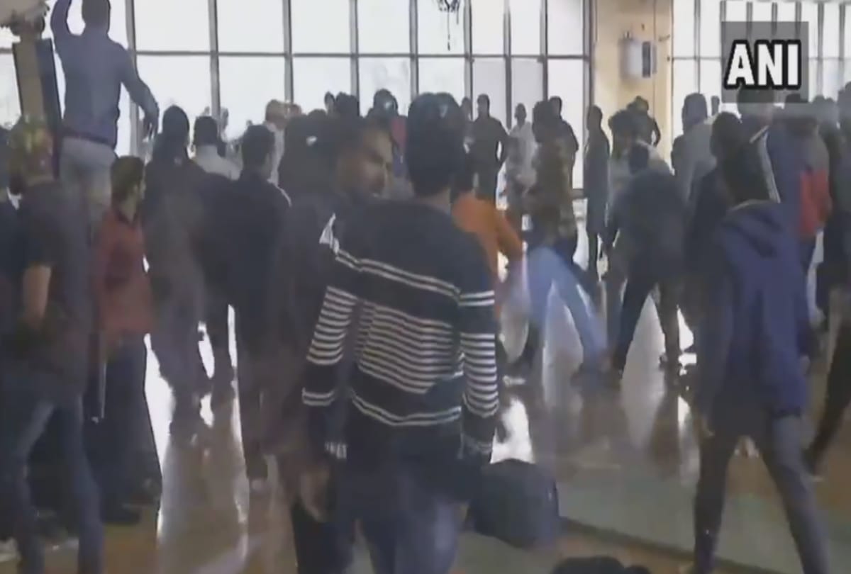 scuffle broke out between alleged supporters of sushil kumar parveen rana in delhi stadium