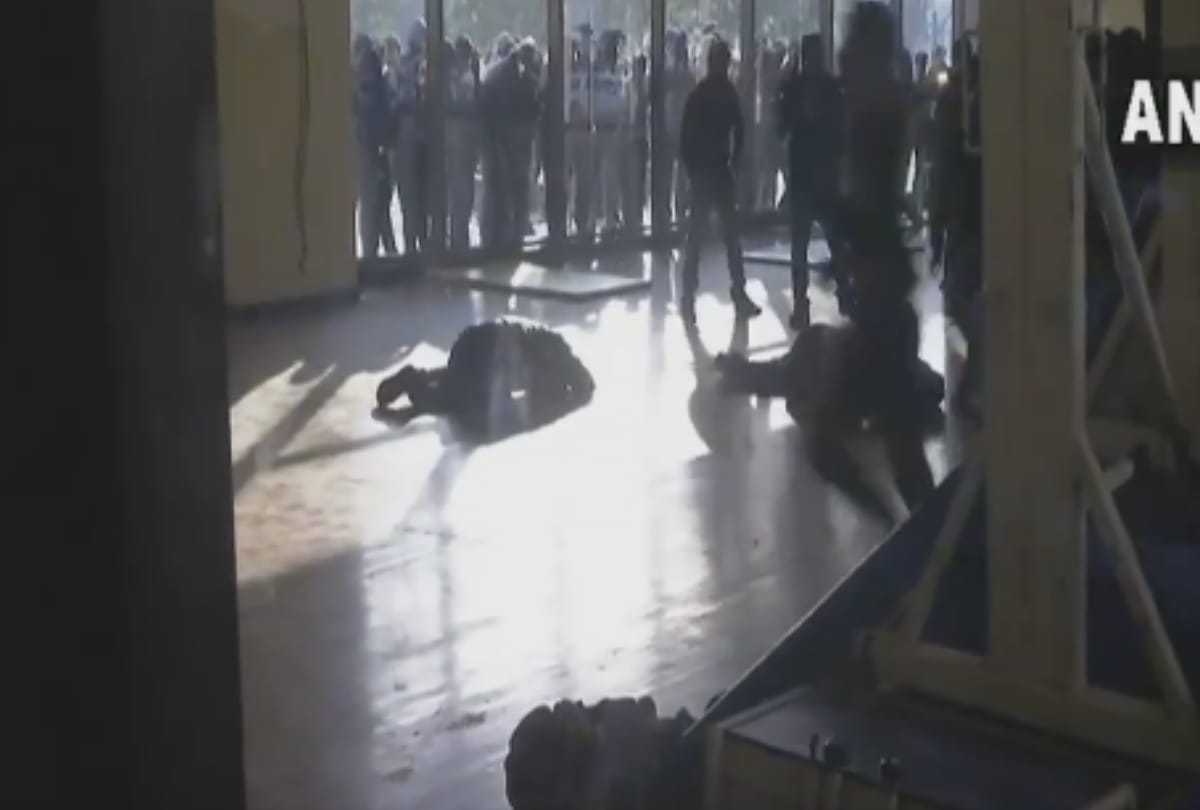 scuffle broke out between alleged supporters of sushil kumar parveen rana in delhi stadium