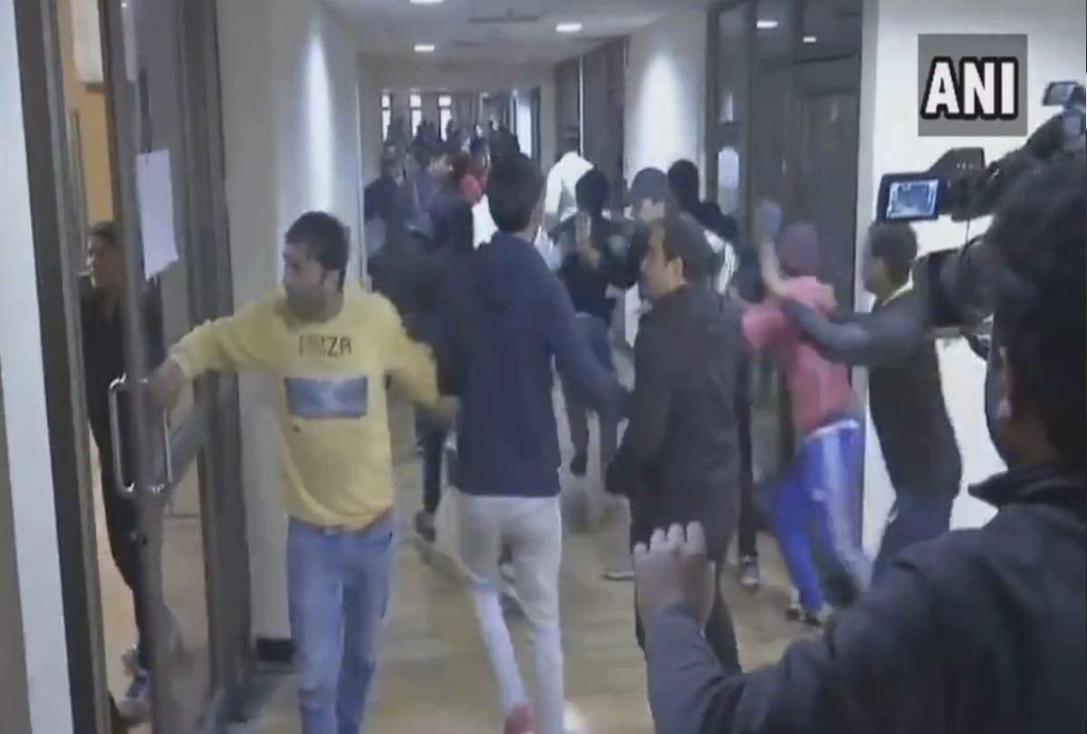 scuffle broke out between alleged supporters of sushil kumar parveen rana in delhi stadium